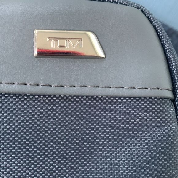 Small Tumi zip top - Picture 6 of 10